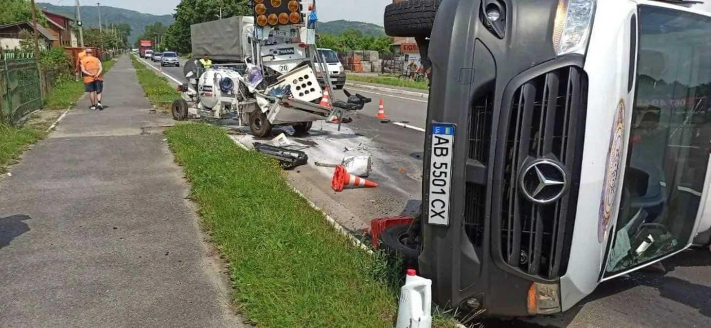 Розлетілись у різні боки: на трасі Київ – Чоп мікроавтобус в'їхав в авто дорожньої служби Розлетілись у різні боки: на трасі Київ – Чоп мікроавтобус в'їхав в авто дорожньої служби