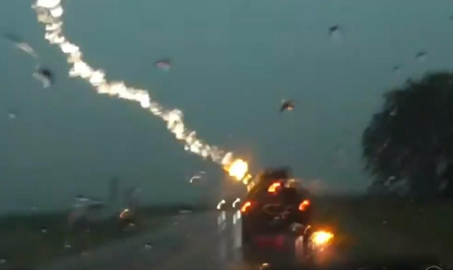 У США кілька блискавок одночасно влучили в авто з дітьми: відео У США кілька блискавок одночасно влучили в авто з дітьми: відео