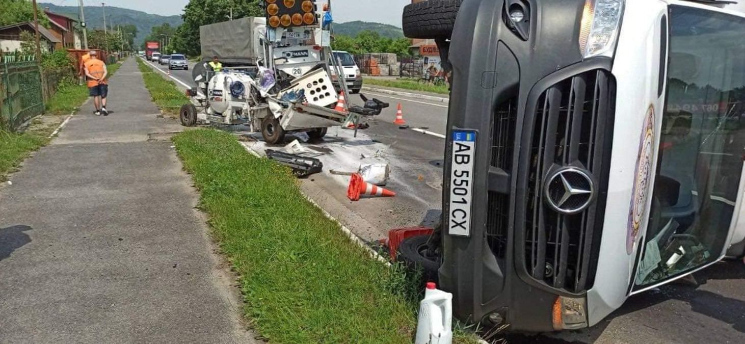 Разлетелись в разные стороны: на трассе Киев - Чоп микроавтобус въехал в авто дорожной службы Разлетелись в разные стороны: на трассе Киев - Чоп микроавтобус въехал в авто дорожной службы