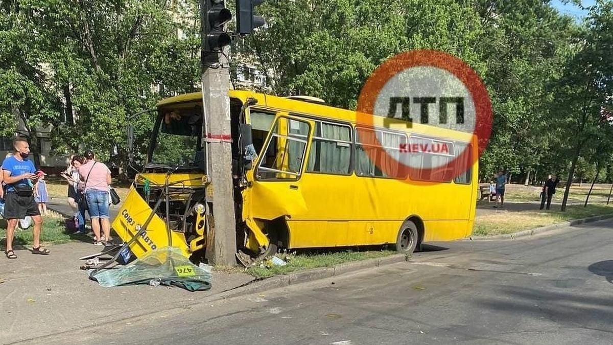 На Воскресенке в Киеве маршрутка на полном ходу влетела в столб