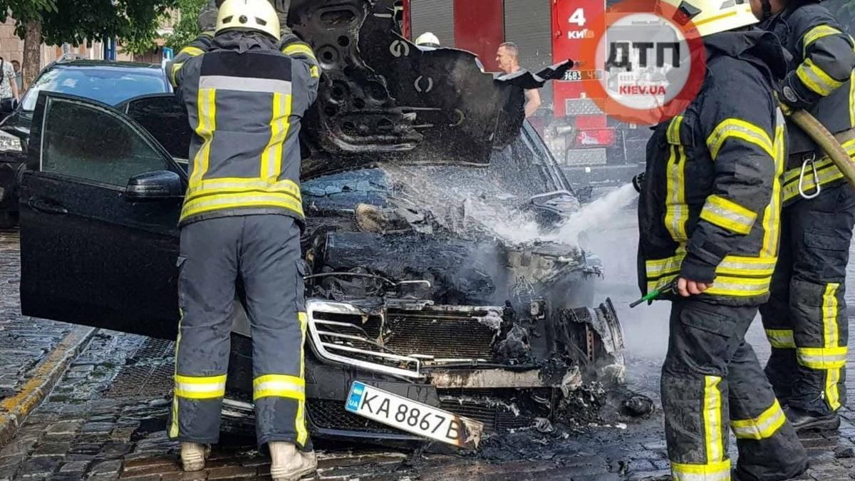 В центре Киева сгорел Mercedes, его владелец сбежал