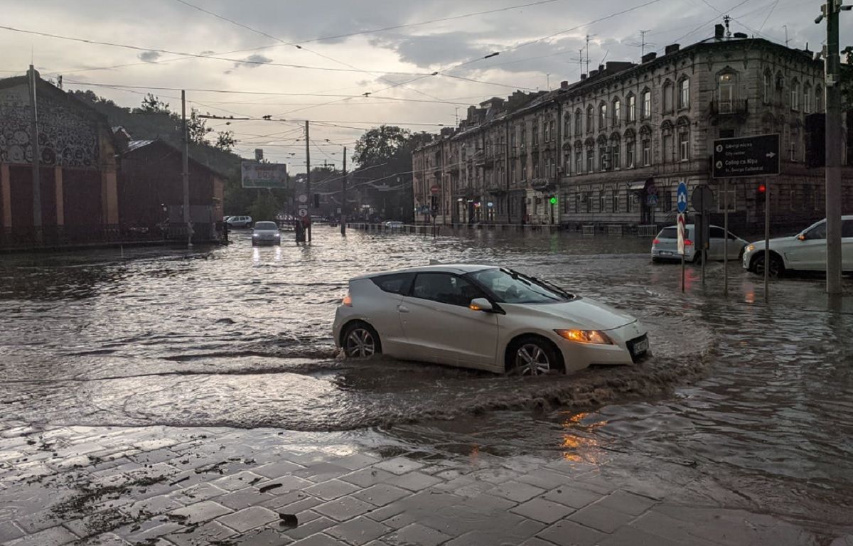 Непогода во Львове 30 июня 2021: авто плавают по улицам - видео