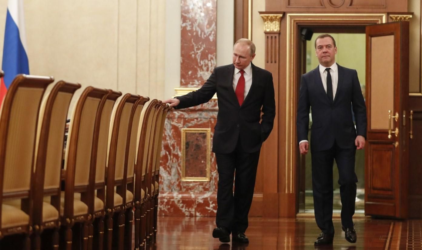 Посадили на скамейку запасных - российский политик Гудков о Медведеве