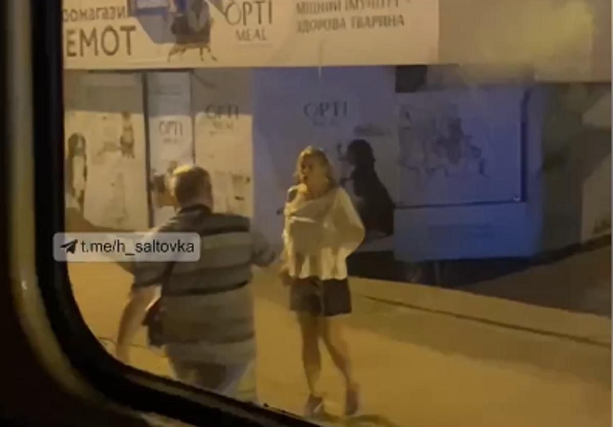 Из-за 5 гривен сдачи: в Харькове мужчины избили кондукторшу в трамвае – видео
