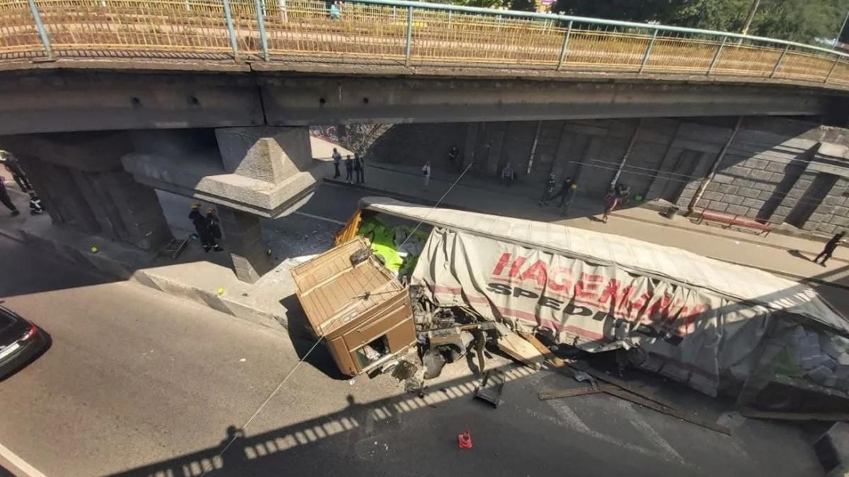 У Києві вантажівка розвалилася в ДТП: яка причина – відео