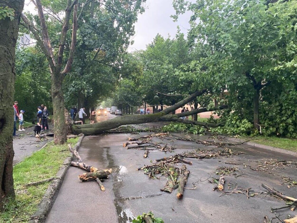 Пожар в результате удара молнии и сорваные крыши: последствия страшного урагана во Львове 30.06.2021 