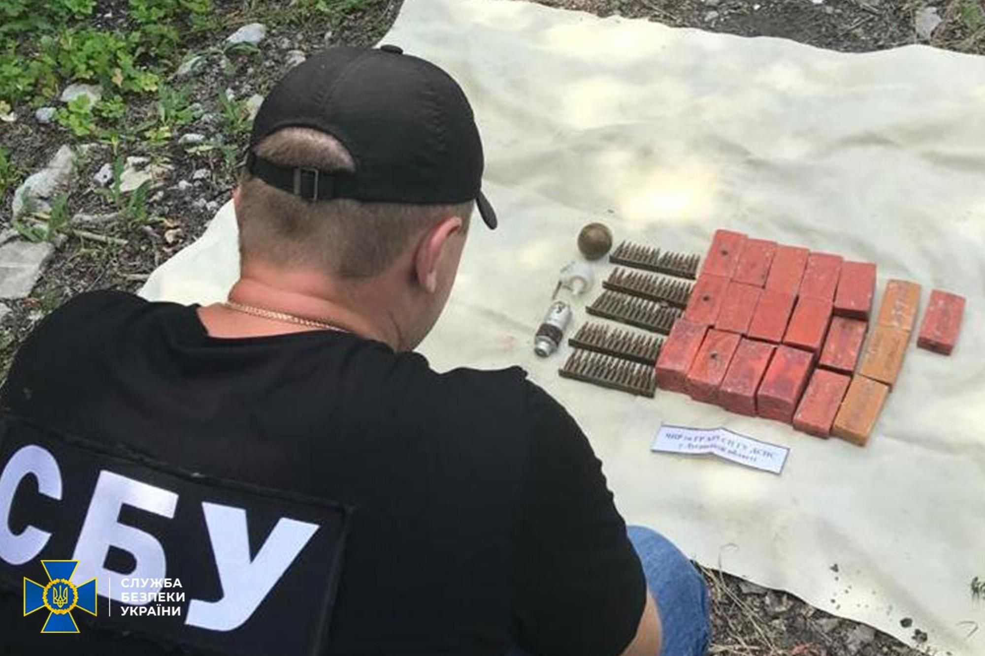 СБУ виявила схрони з гранатами і вибухівкою СБУ виявила схрони з гранатами і вибухівкою