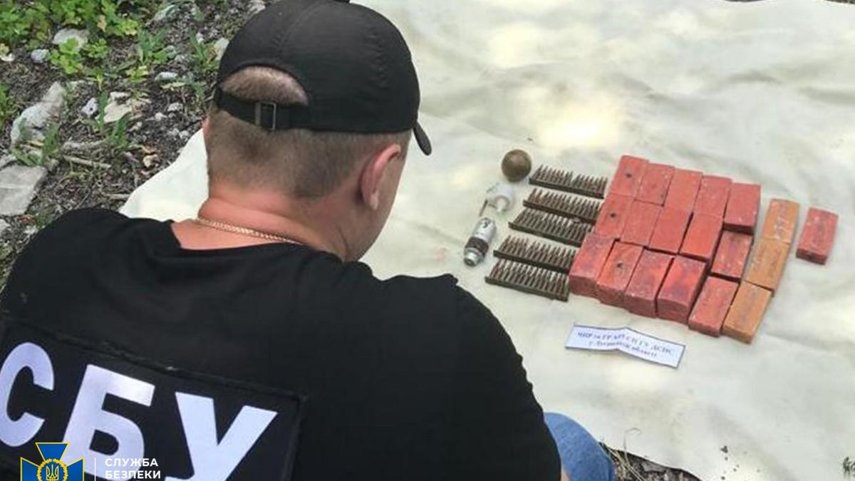 СБУ обнаружила тайники с гранатами и взрывчаткой СБУ обнаружила тайники с гранатами и взрывчаткой