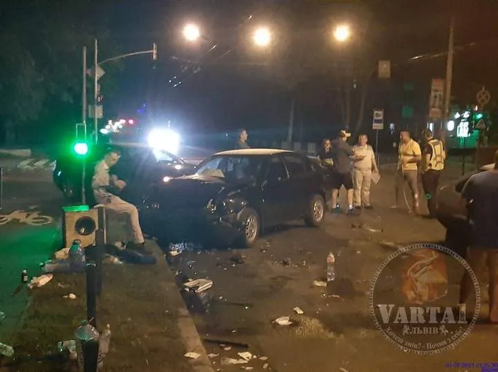 Авто розтрощило вщент: у Львові внаслідок жахливої ДТП постраждали 5 людей, серед яких – діти Авто розтрощило вщент: у Львові внаслідок жахливої ДТП постраждали 5 людей, серед яких – діти