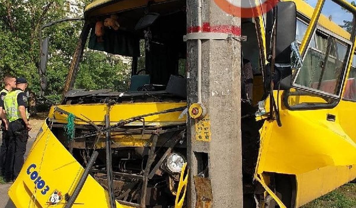 В сети показали, как киевский маршрутчик врезался в столб В сети показали, как киевский маршрутчик врезался в столб