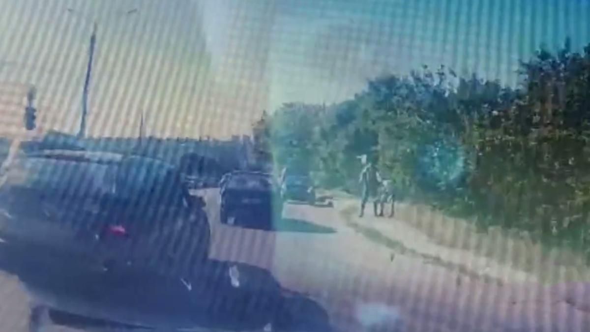 В Харькове водитель угрожал пистолетом после аварии: видео В Харькове водитель угрожал пистолетом после аварии: видео