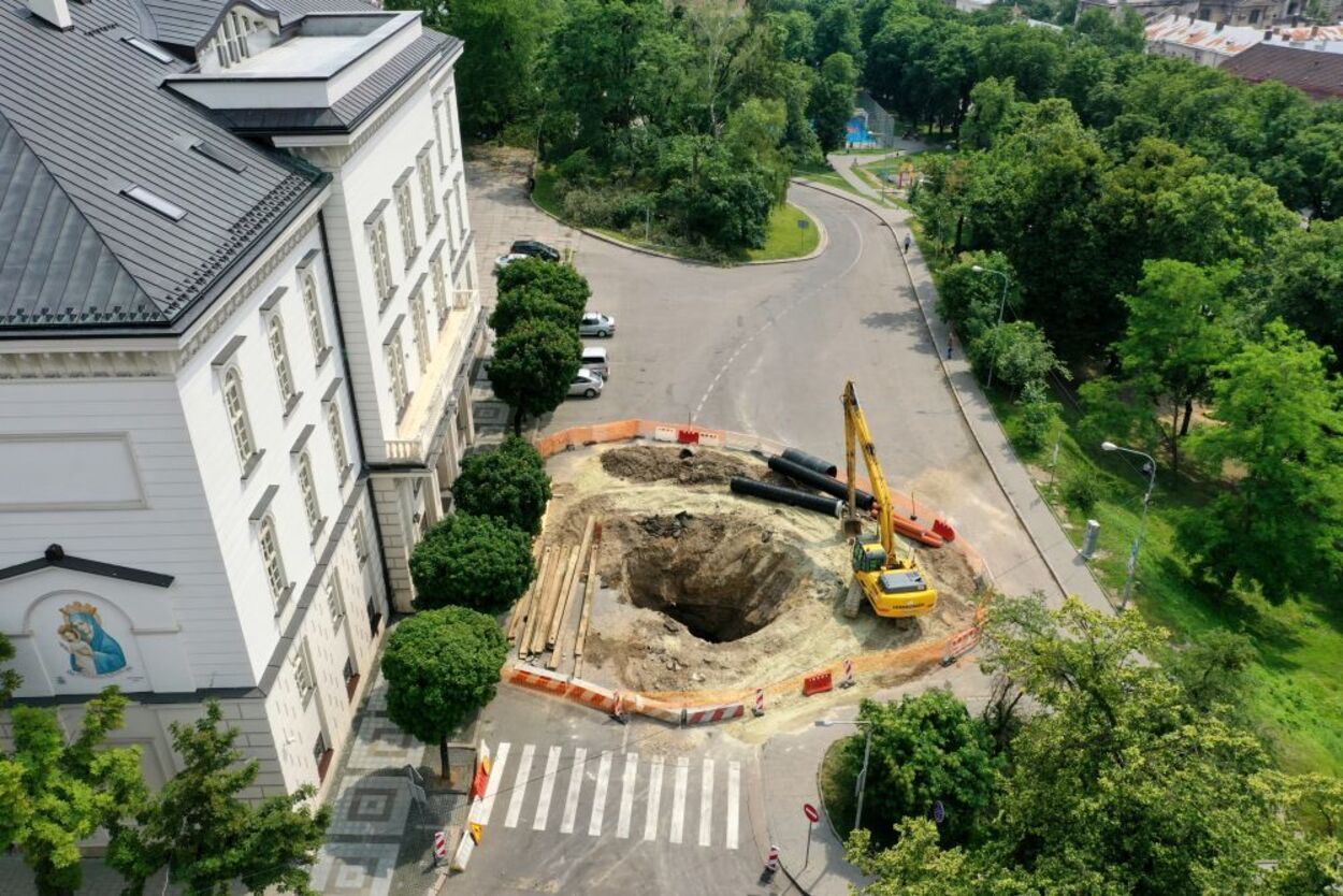 Величезне провалля у центрі Львова: як його ліквідовуватимуть – фото