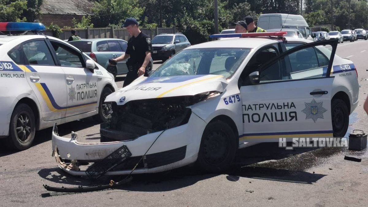 Полицейские столкнулись с BMW в Харькове: видео