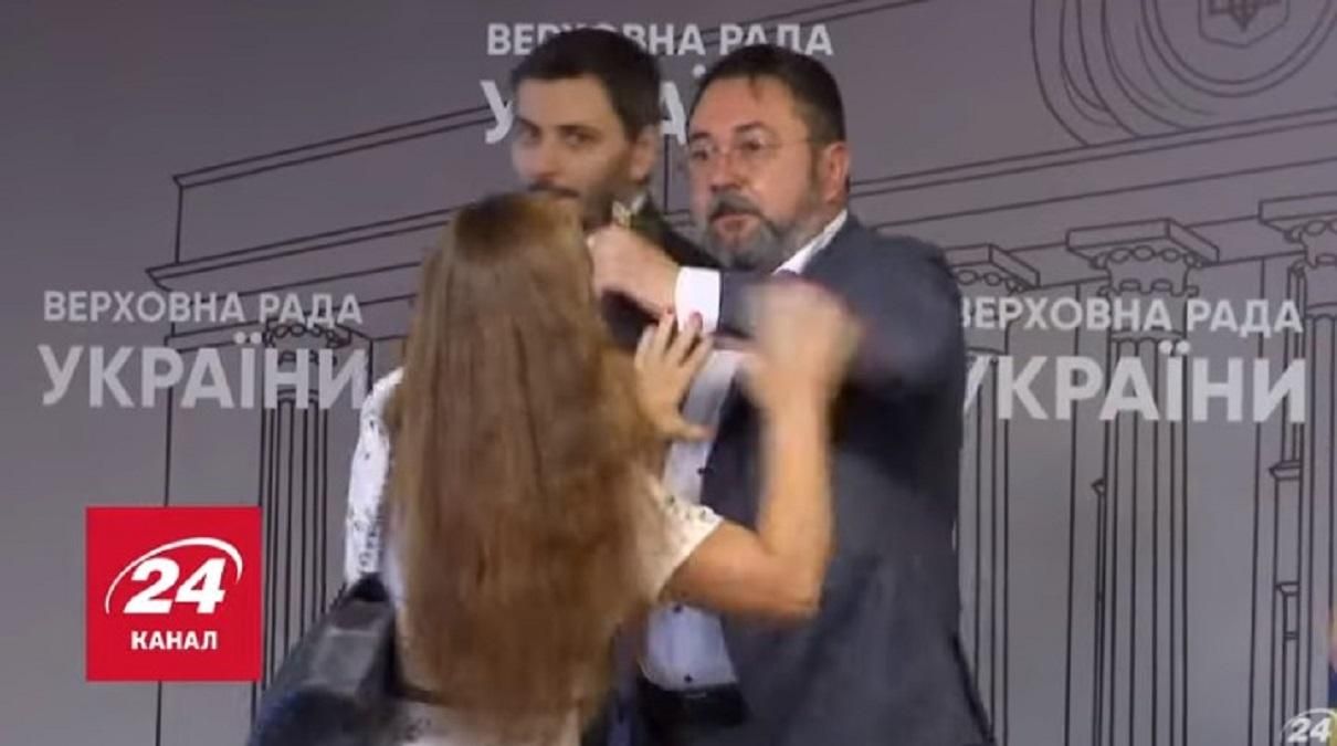 В Раде на Потураева напала скандальная активистка В Раде на Потураева напала скандальная активистка