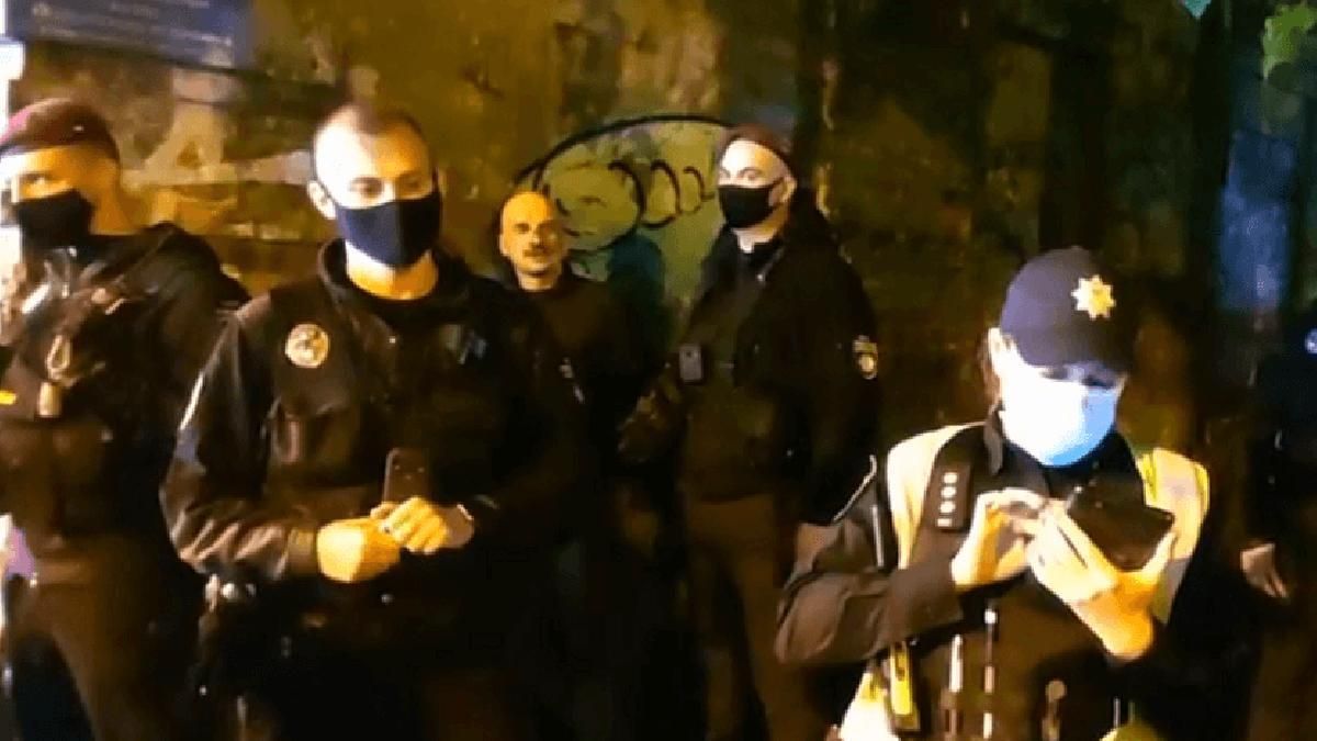 В Киеве освободили полицейских, которые избили известного художника В Киеве освободили полицейских, которые избили известного художника
