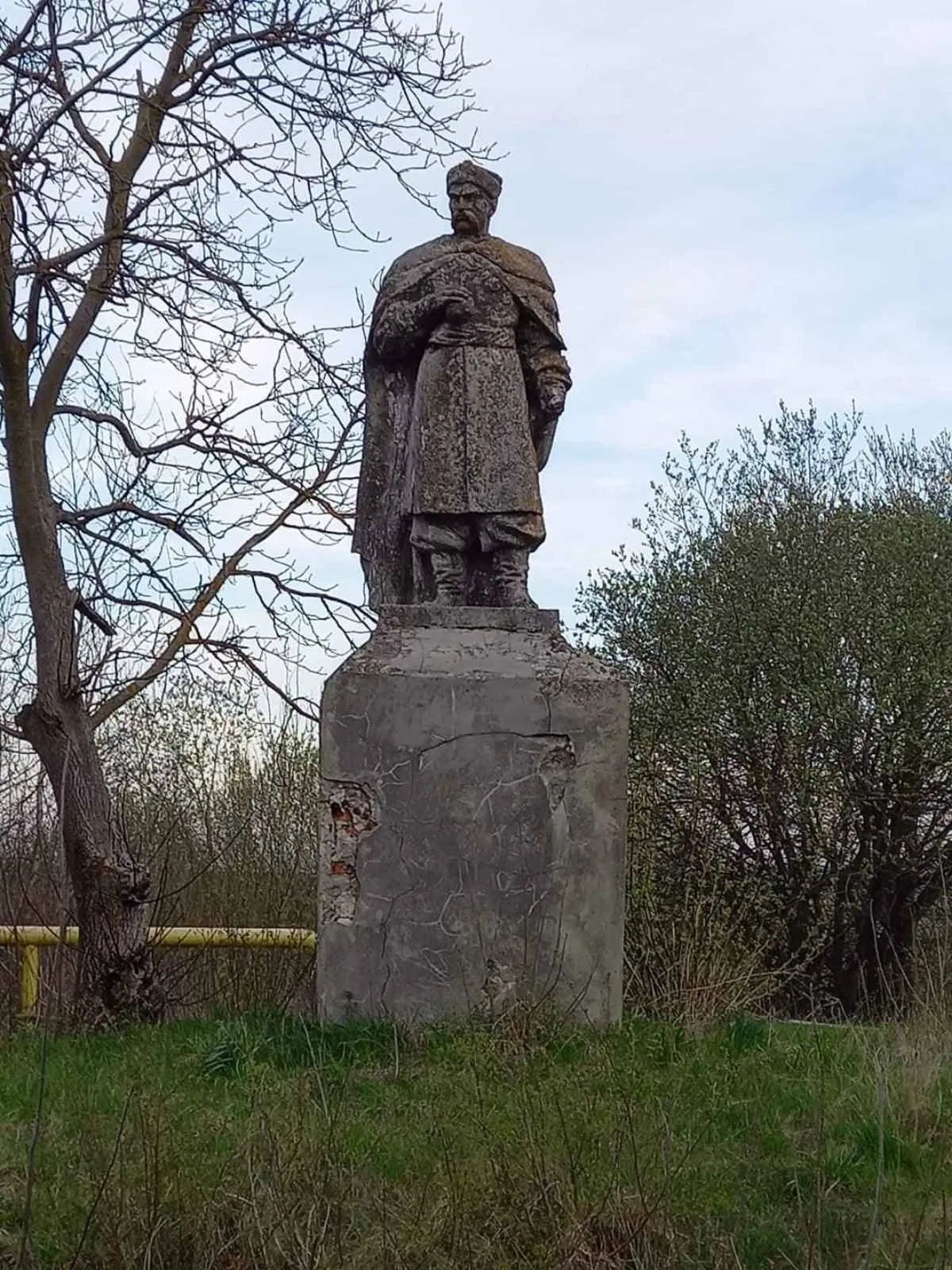 Робили, як вміли: на Львівщині незвично розфарбували пам'ятник Хмельницькому – фото