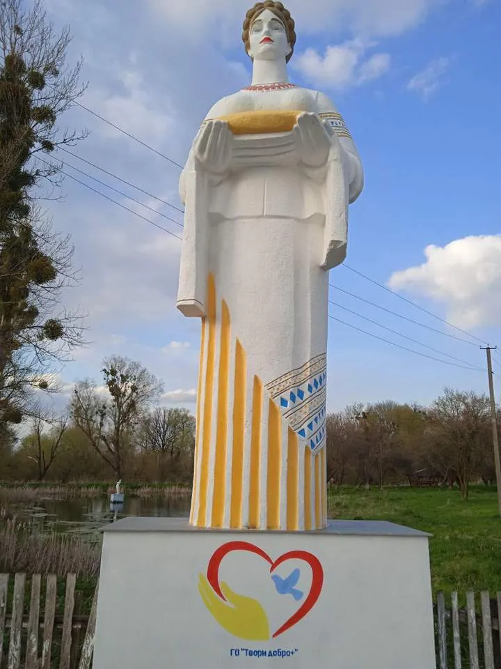 Робили, як вміли: на Львівщині незвично розфарбували пам'ятник Хмельницькому – фото