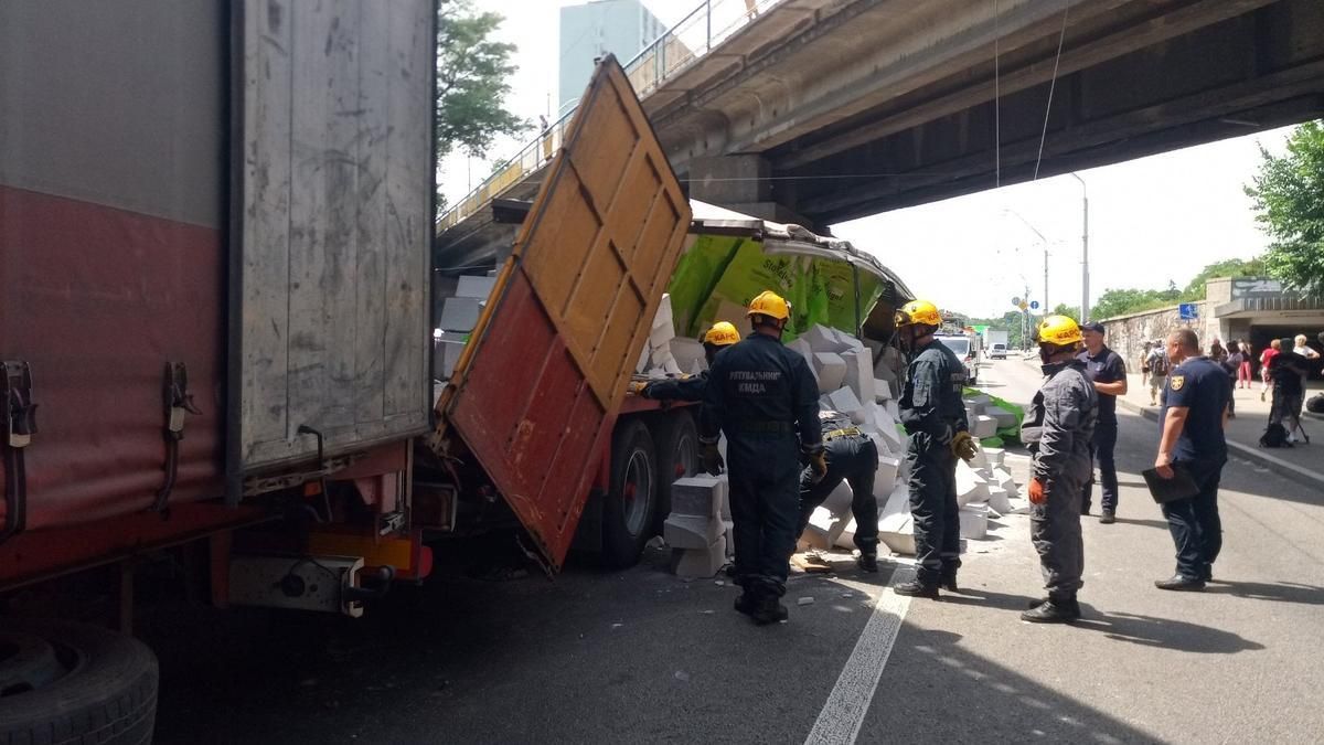 Масштабну аварію з вантажівкою на Берестейській спричинив легковик Масштабну аварію з вантажівкою на Берестейській спричинив легковик