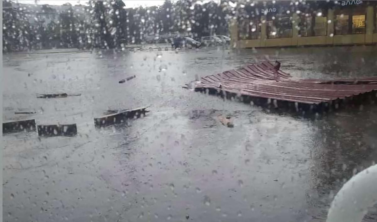 Поваленные деревья и сорваны крыши: на Волыни разгулялась непогода Поваленные деревья и сорваны крыши: на Волыни разгулялась непогода