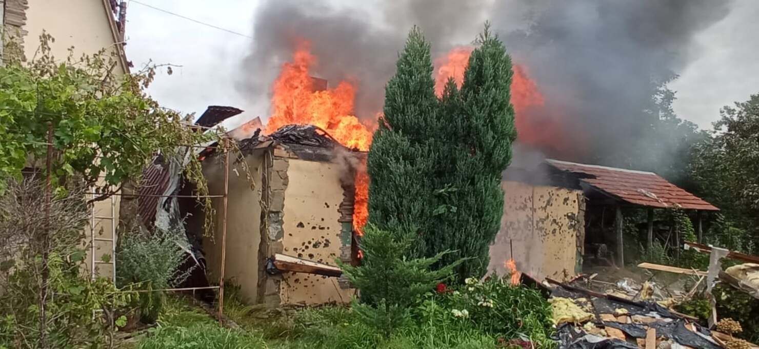 В Авдіївці через обстріл бойовиків згорів будинок: фото