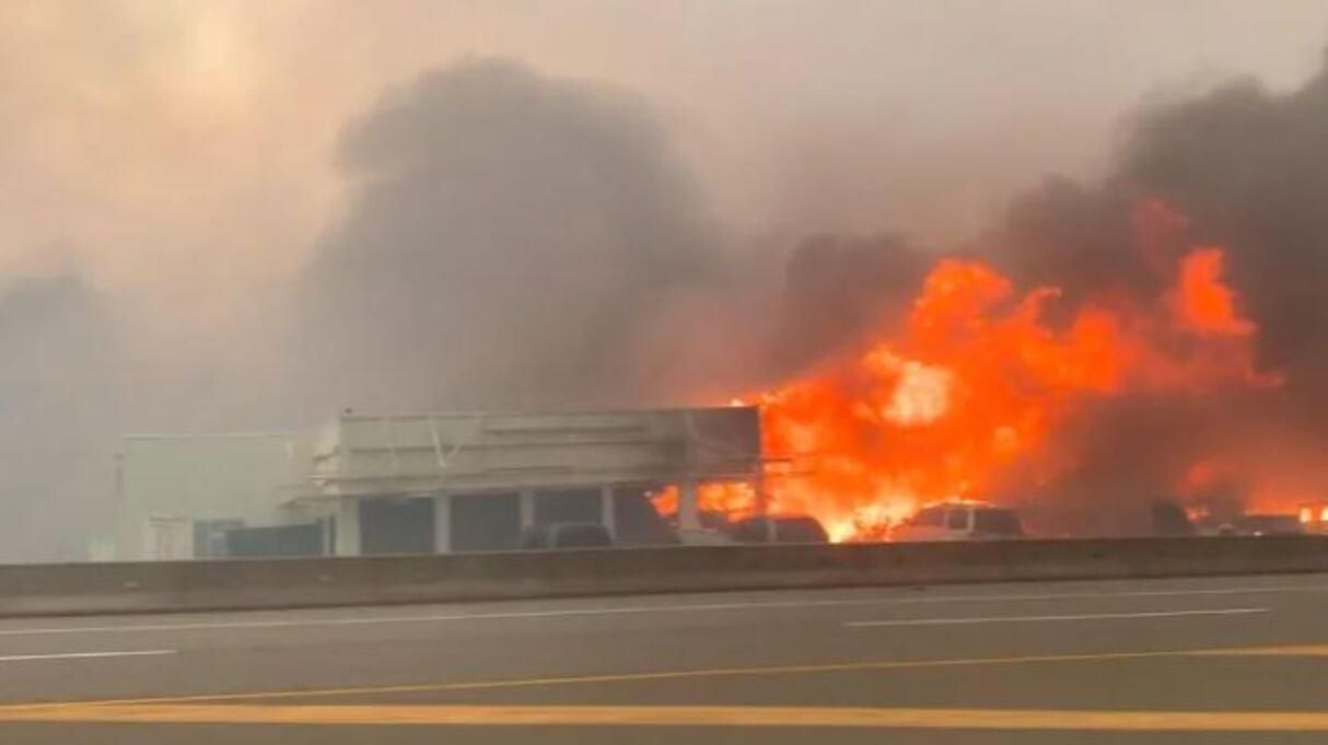 Люди тікали хто-куди: у Канаді пожежа знищила ціле містечко Люди тікали хто-куди: у Канаді пожежа знищила ціле містечко