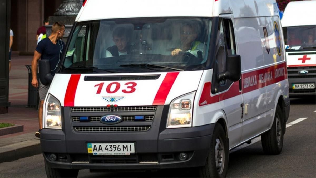 У Києві легковик збив матір з дитячим візком, яка перебігала дорогу У Києві легковик збив матір з дитячим візком, яка перебігала дорогу