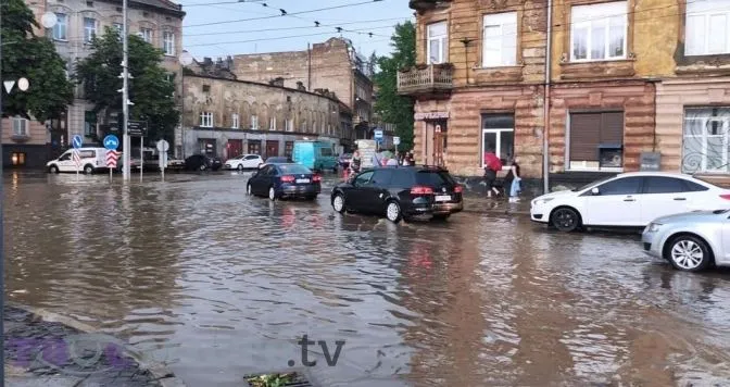 Озеро замість дороги: чому у Львові постійно 