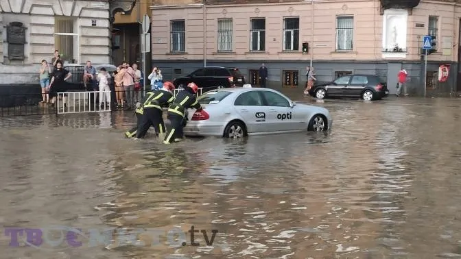 Озеро замість дороги: чому у Львові постійно 