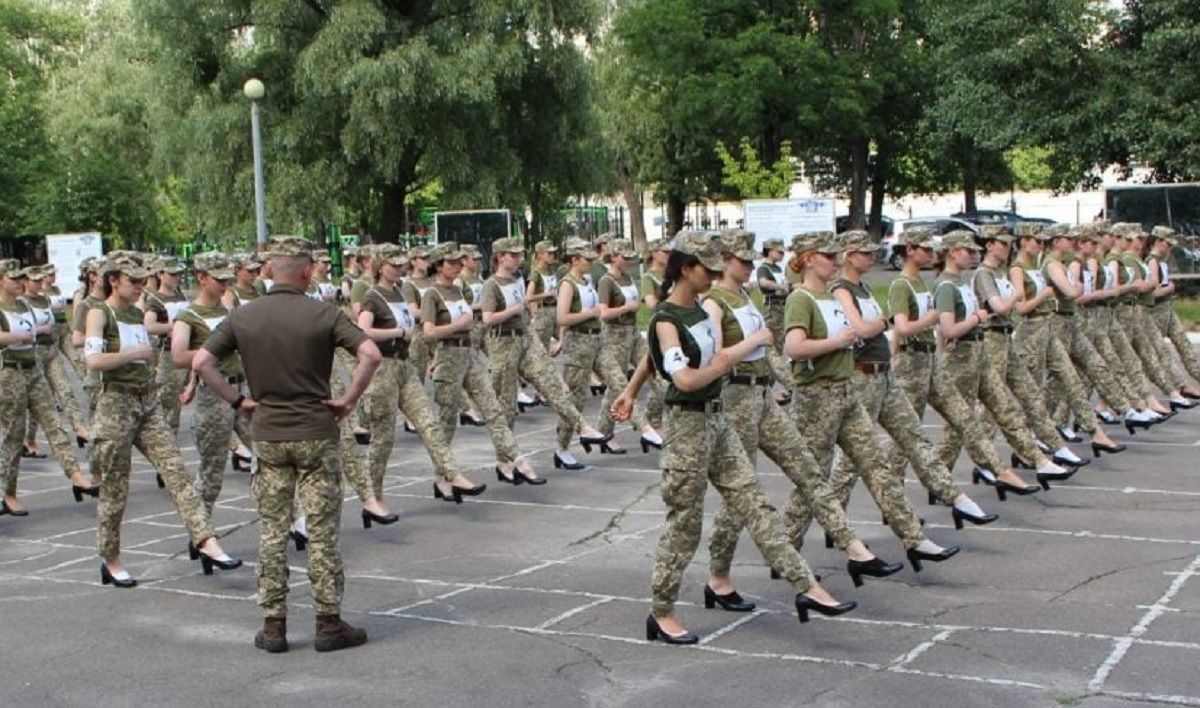 У ЗСУ відреагували на підбори для жінок-військових на параді