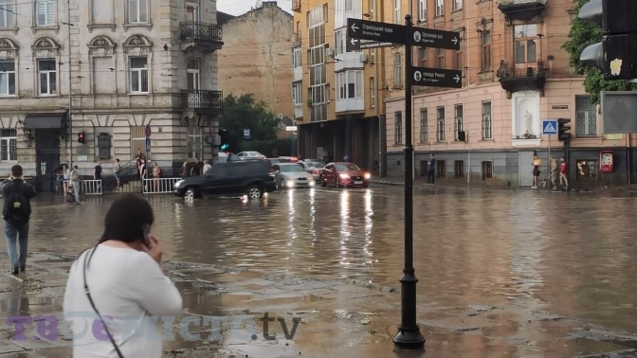Озеро вместо дороги: почему во Львове постоянно плавает улица Сахарова - фото