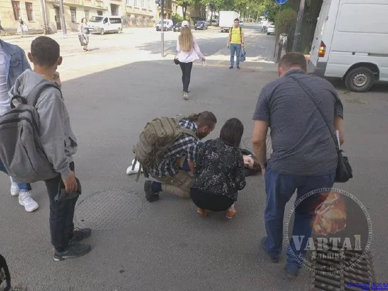 У Львові на пішохідному переході Nissan збив велосипедиста: фото У Львові на пішохідному переході Nissan збив велосипедиста: фото