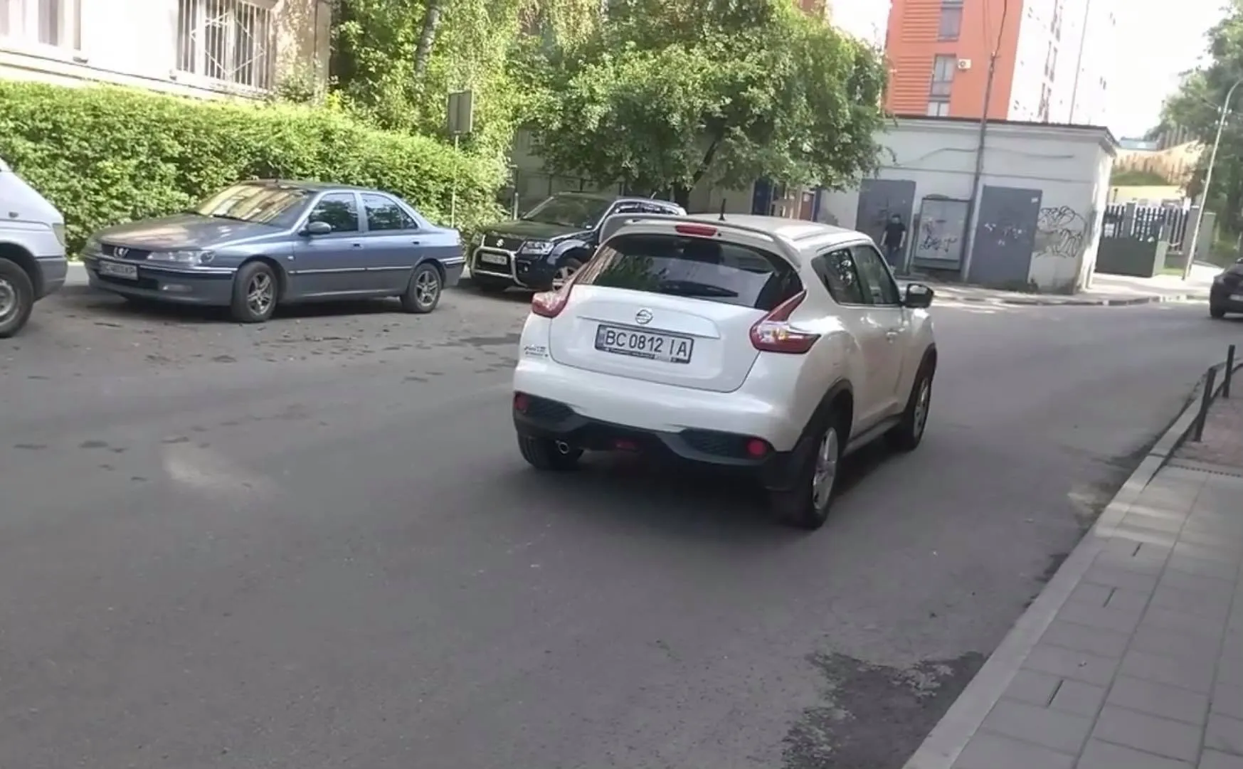 У Львові на пішохідному переході Nissan збив велосипедиста: фото У Львові на пішохідному переході Nissan збив велосипедиста: фото