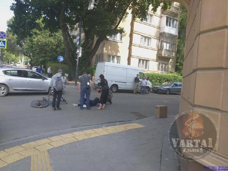 У Львові на пішохідному переході Nissan збив велосипедиста: фото У Львові на пішохідному переході Nissan збив велосипедиста: фото