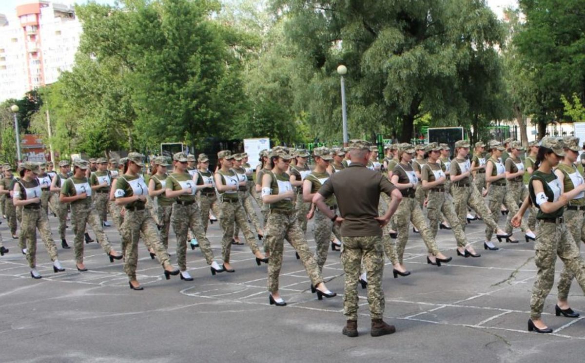 Дівчатам-військовим змінять взуття на парад: радниця розповіла деталі Дівчатам-військовим змінять взуття на парад: радниця розповіла деталі