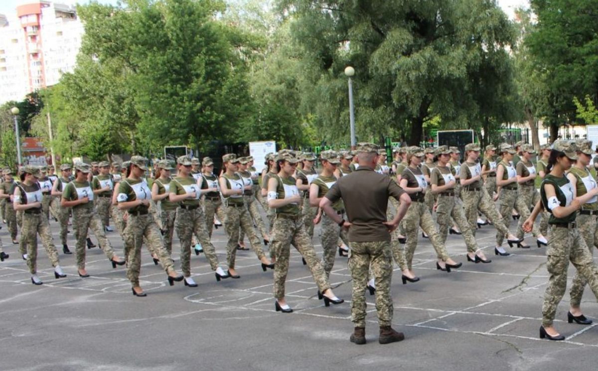 Дівчатам-військовим змінять взуття на парад: радниця розповіла деталі 