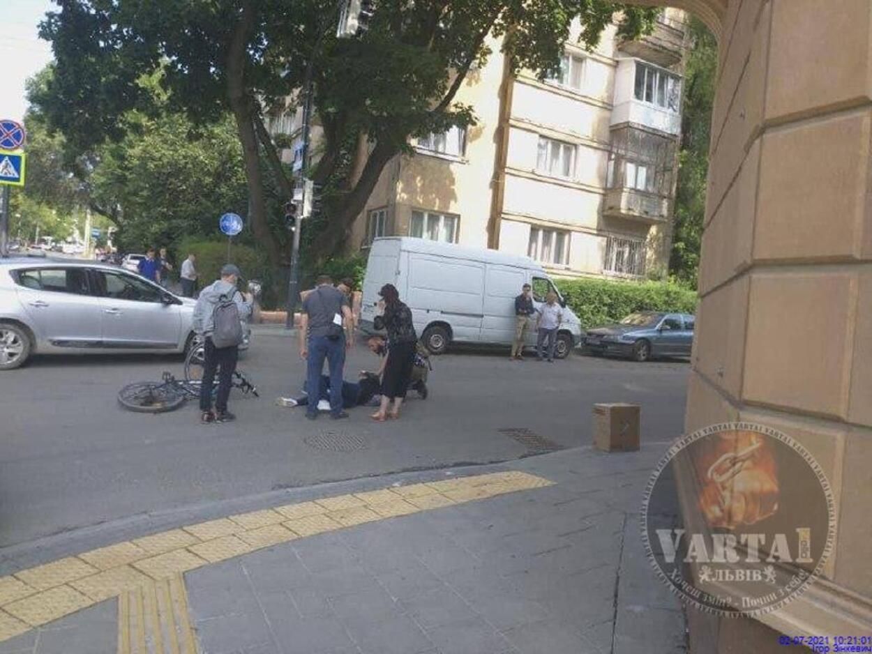 Во Львове на пешеходном переходе Nissan сбил велосипедиста: фото Во Львове на пешеходном переходе Nissan сбил велосипедиста: фото