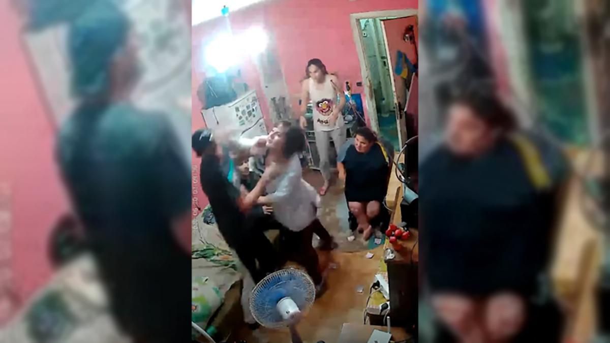 Медсестра побила пацієнта пансіонату на Дніпропетровщині: відео Медсестра побила пацієнта пансіонату на Дніпропетровщині: відео