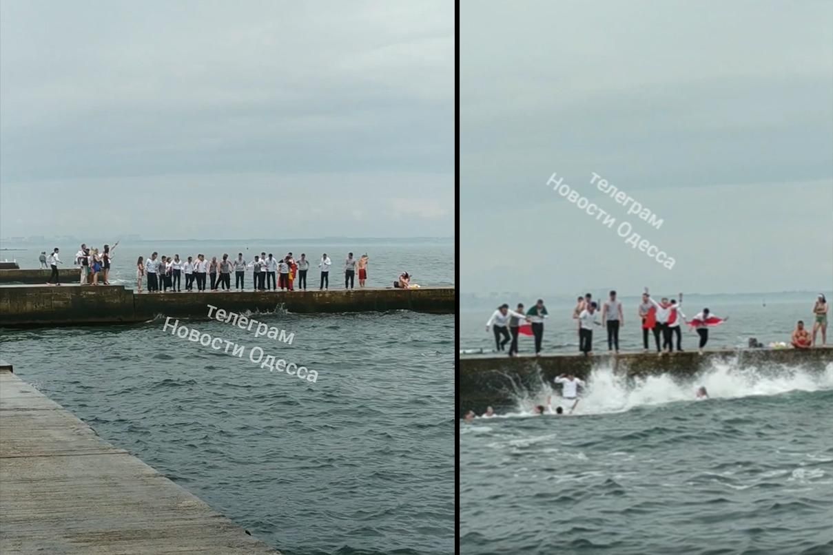 Студенти Морської академії в Одесі стрибали у море: відео з випускного Студенти Морської академії в Одесі стрибали у море: відео з випускного