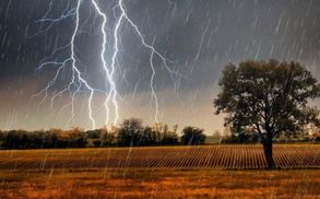 Грозы и град: какие регионы Украины могут пострадать от непогоды