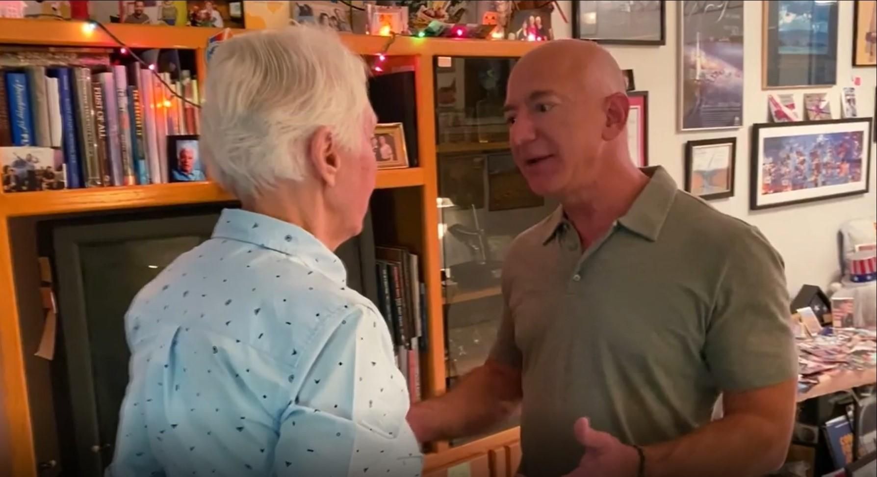 82-летняя американка полетит в космос вместе с Джеффом Безосом 82-летняя американка полетит в космос вместе с Джеффом Безосом