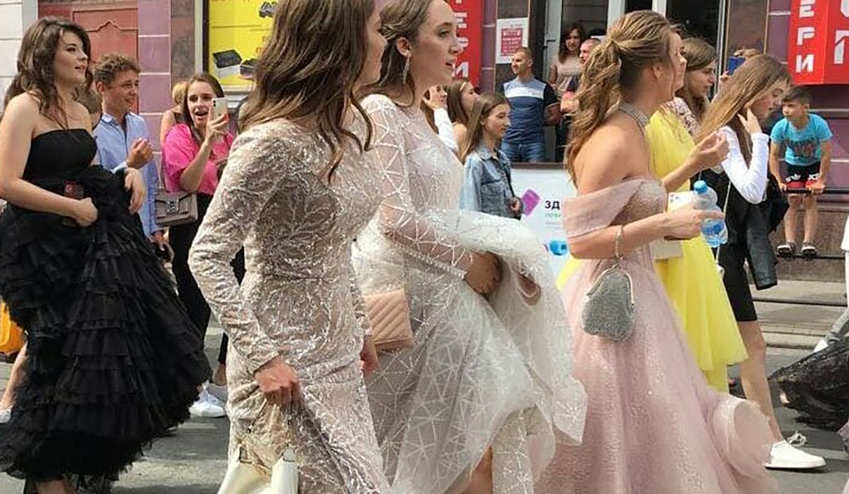 У Тернополі пройшла урочиста хода для випускників: фото та відео У Тернополі пройшла урочиста хода для випускників: фото та відео