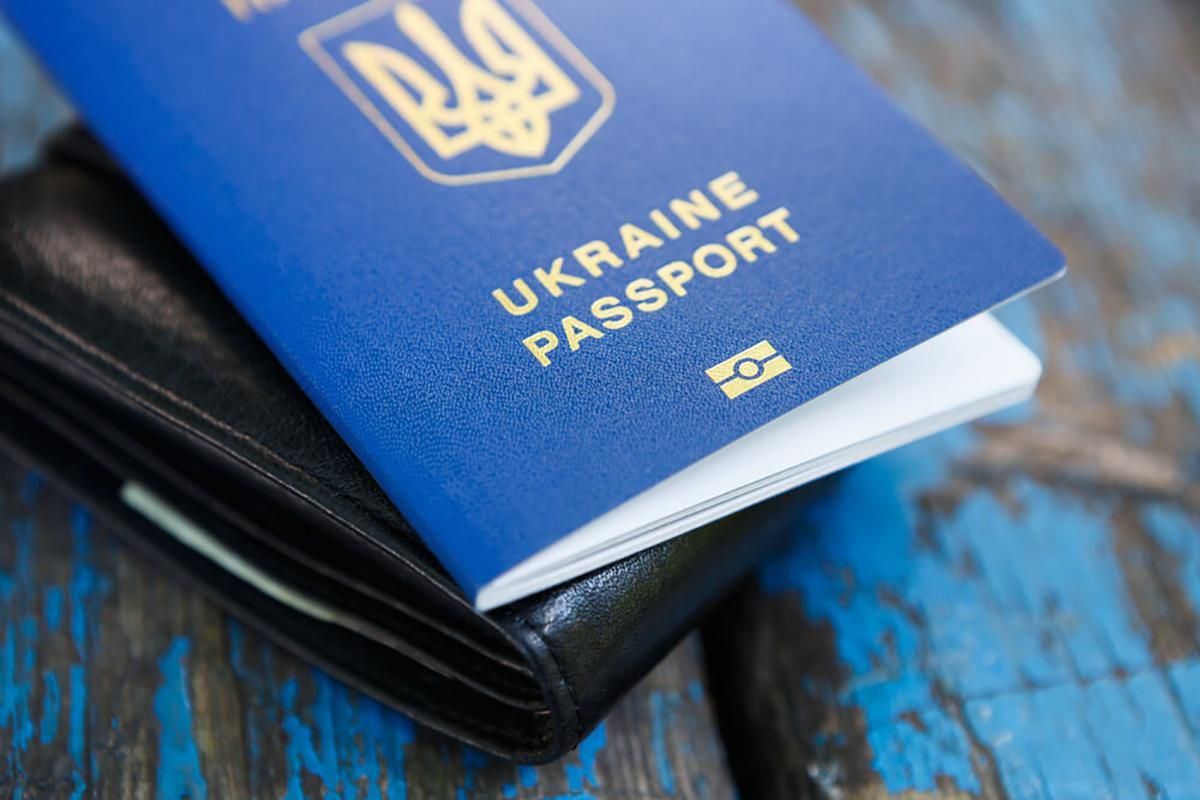 Закордонний паспорт є найважливішим документом для емігранта
