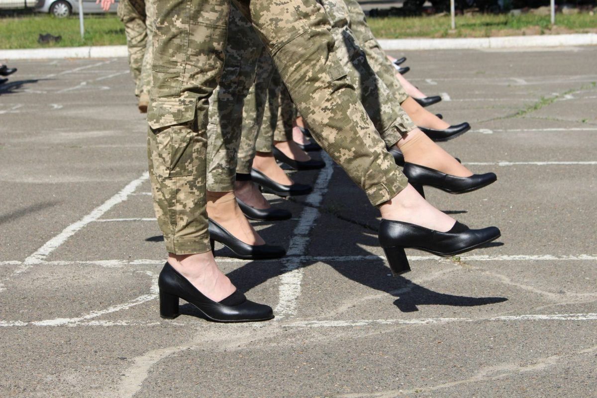 Одразу 3 міністерки вимагають змінити військовим взуття для параду