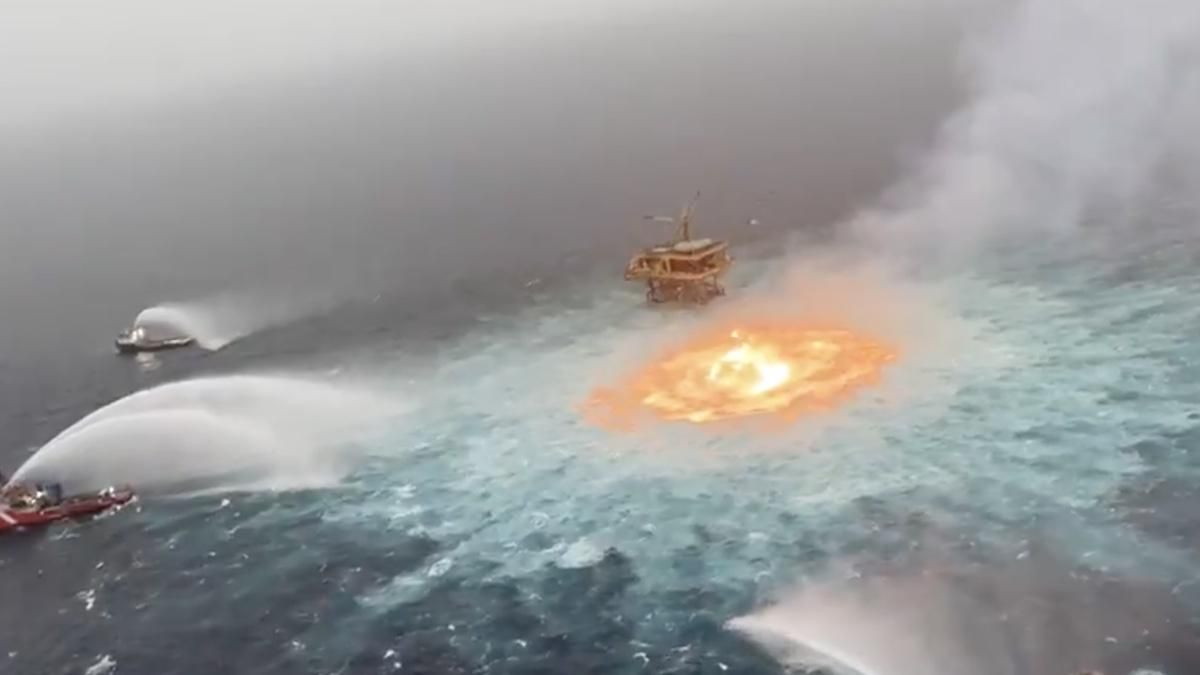В Мексике вспыхнуло подводное нефтяное месторождение: видео пожара