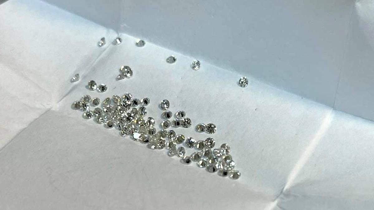 Діаманти у спідньому: митники Борисполя викрили хитрого контрабандиста Діаманти у спідньому: митники Борисполя викрили хитрого контрабандиста