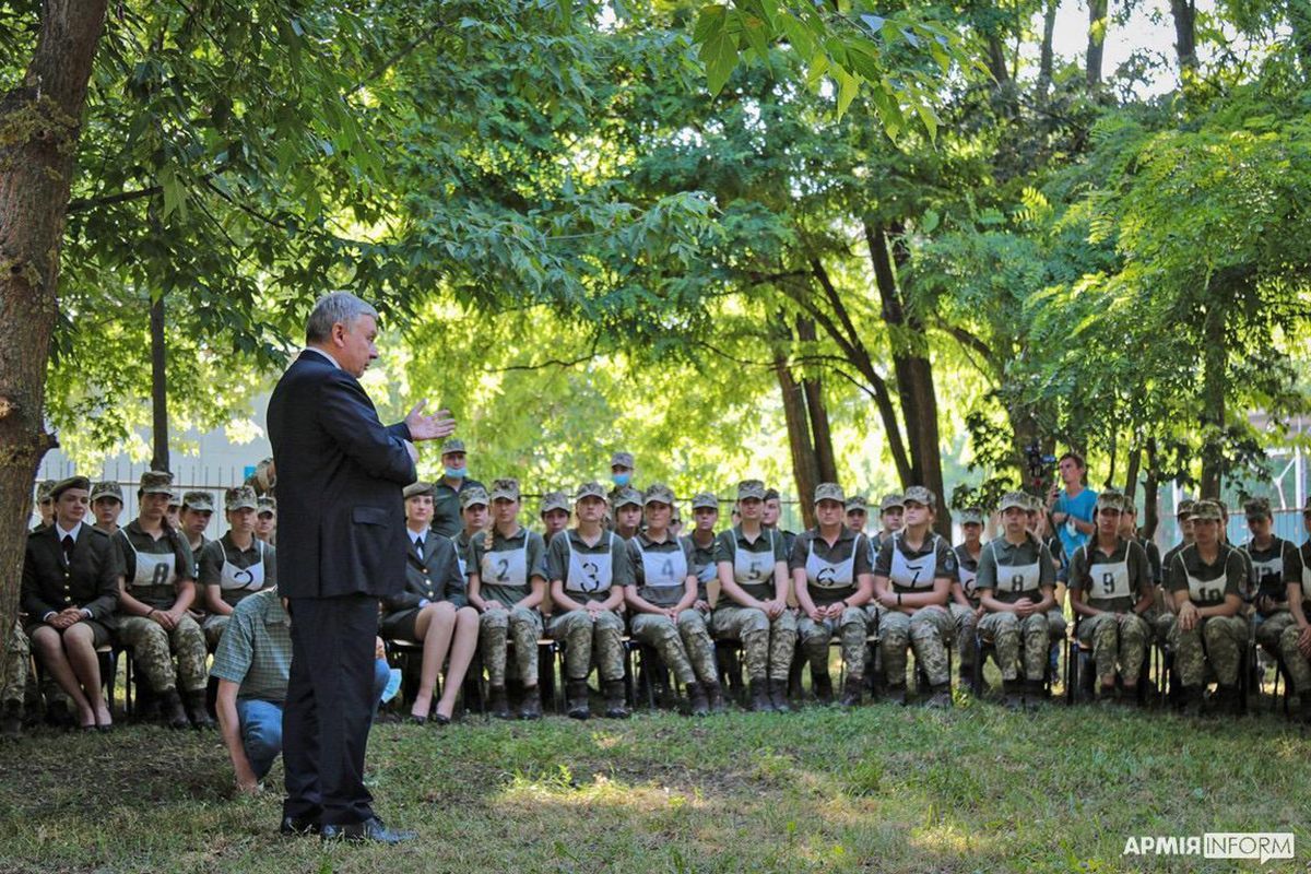 Андрей Таран встретился с курсантками Военного института