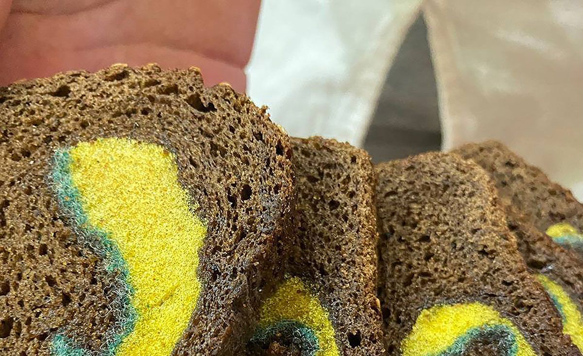 В Днепре продали хлеб с губкой для посуды внутри: фото