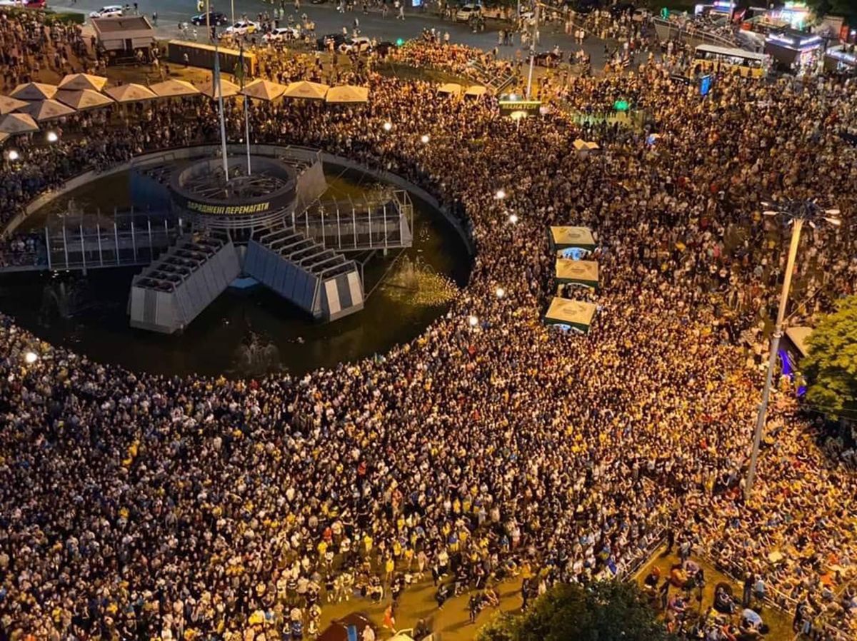 Як українці підтримують збірну під час матчу Україна – Англія у містах Як українці підтримують збірну під час матчу Україна – Англія у містах