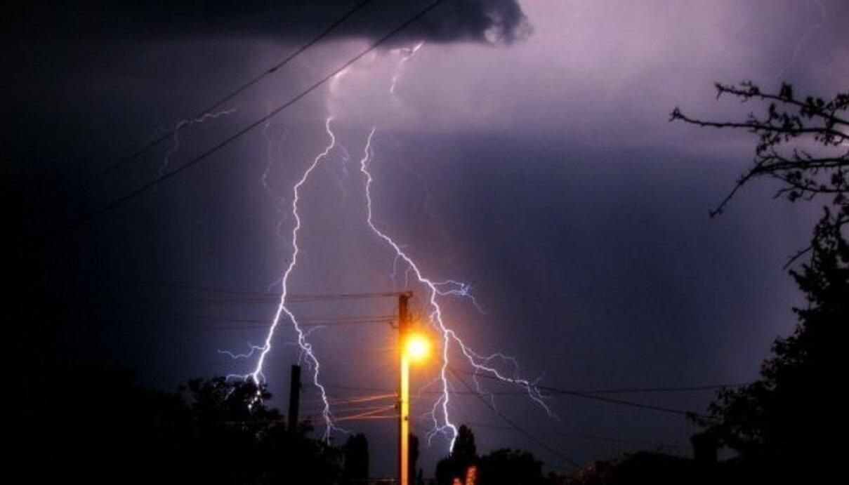 Непогода в Украине 4 линя 2021: шквалы, грозы и град Непогода в Украине 4 линя 2021: шквалы, грозы и град