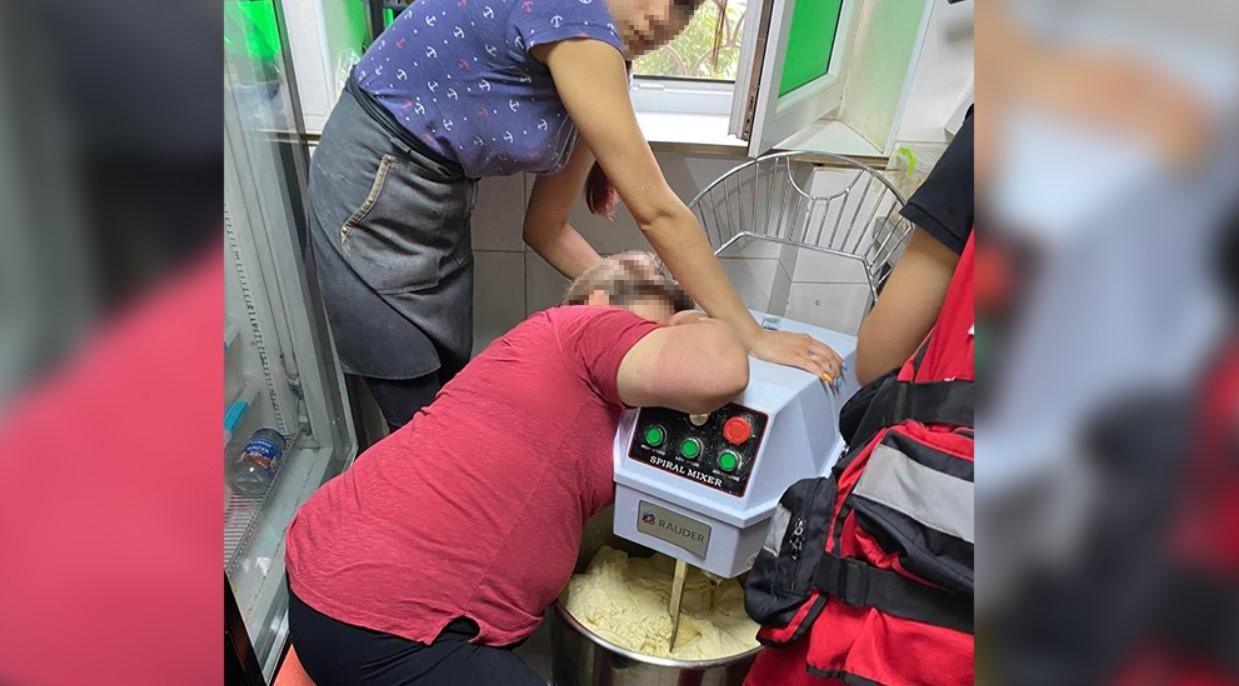 Застрягла в тістомішалці: у Дніпрі госпіталізували постраждалу жінку Застрягла в тістомішалці: у Дніпрі госпіталізували постраждалу жінку